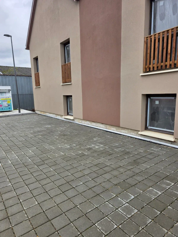 Dorlisheim cour pavée fenêtres protégées